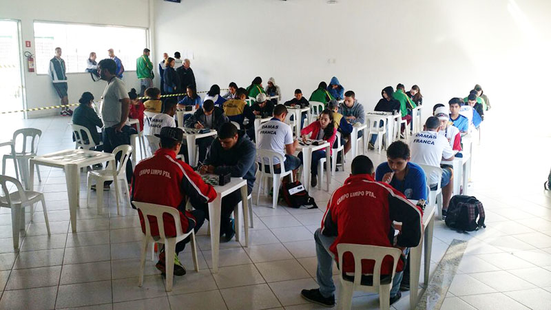 Atletas durante torneio de Damas (foto: Divulgação)